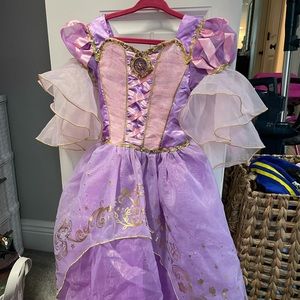 Rapunzel dress and wig. Disney size 4